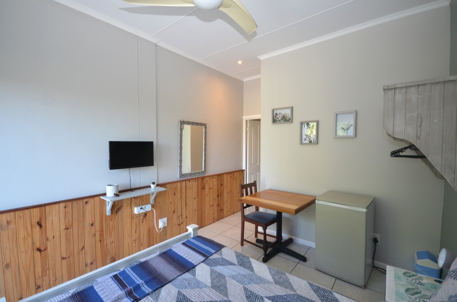 To Let 5 Bedroom Property for Rent in Kidds Beach Eastern Cape